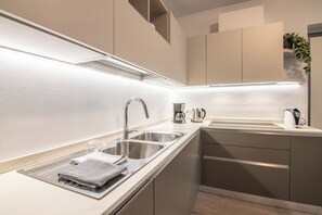 Geladeira, fogão, cooktop, talheres/pratos/utensílios de cozinha