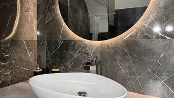 Douche, articles de toilette écologiques, sÚche-cheveux, bidet