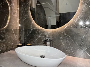 Shower, eco-friendly toiletries, hair dryer, bidet - Ylisea Luxury B&B - Luxury in the city center - 5 minutes from the sea (Napoli)