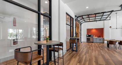 Landing at The Henry Luxury Apartments - 1 Bedr...