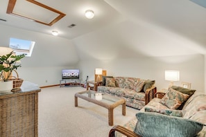 TV - Canalfront home with Screened Porch by Seaside Vacations & Sales (Chincoteague Island)