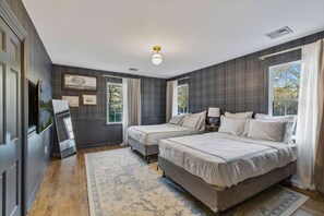 6 chambres, bureau, fer et planche à repasser, lit de bébé portatif