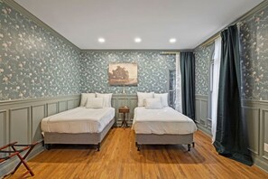 6 chambres, bureau, fer et planche à repasser, lit parapluie