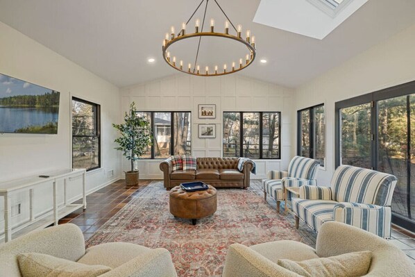 Téléviseur, foyer, table de ping-pong