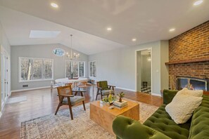 Téléviseur, foyer, table de ping-pong