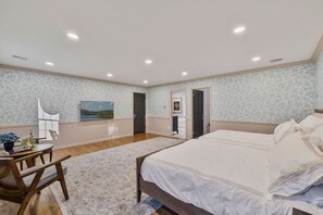 6 bedrooms, desk, iron/ironing board, travel cot
