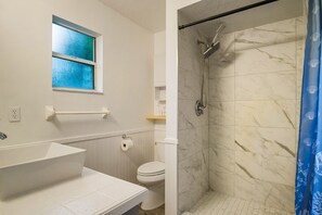 Sèche-cheveux, serviettes fournies