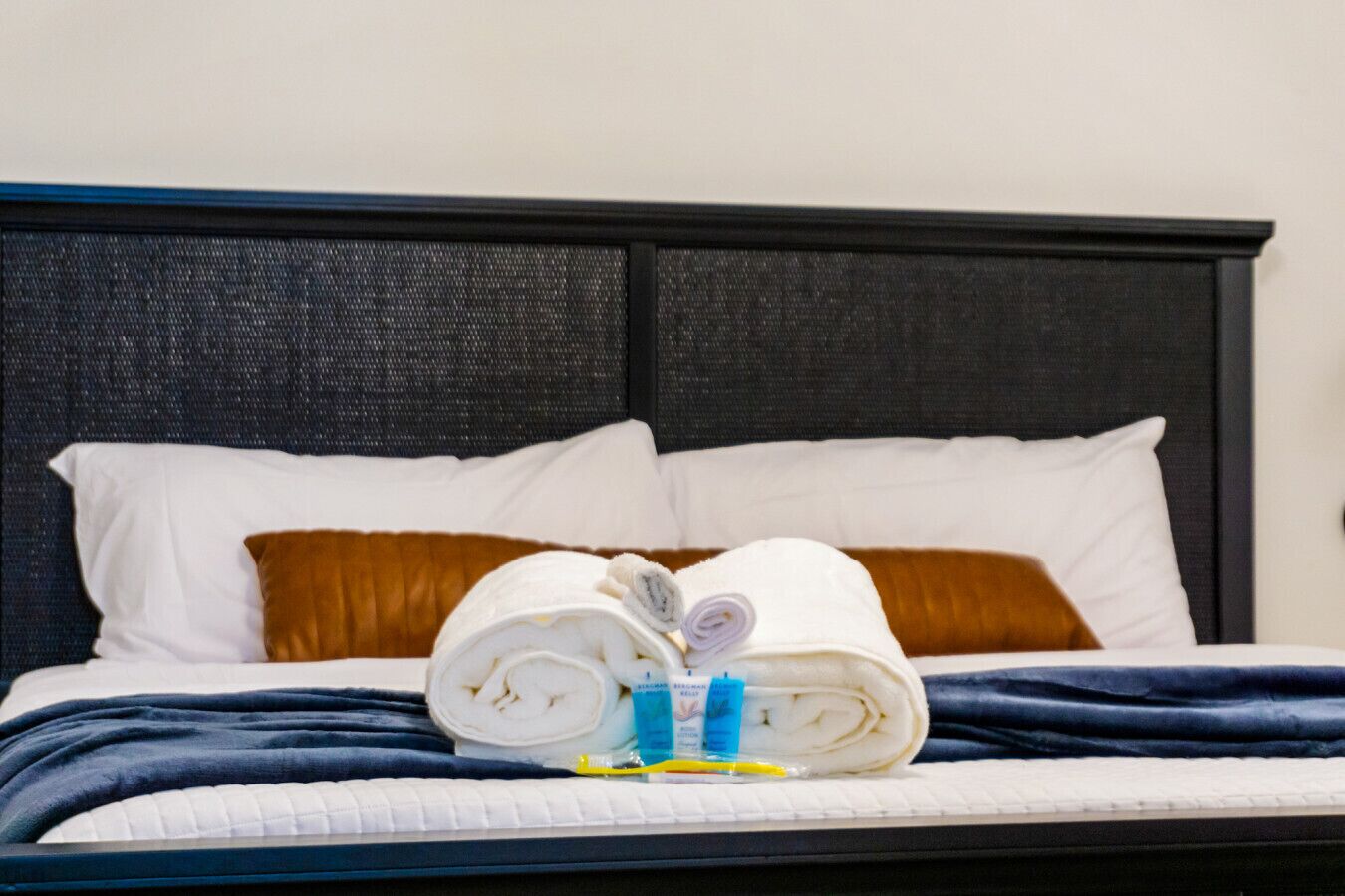 4 bedrooms, desk, iron/ironing board, travel crib