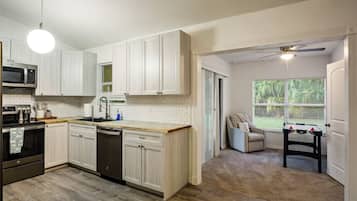 Frigorífico, microondas, horno y placa de cocina