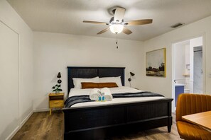 4 Schlafzimmer, Schreibtisch, Bügeleisen/Bügelbrett, Reisekinderbett