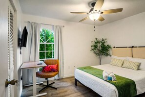 4 chambres, bureau, fer et planche à repasser, lit parapluie