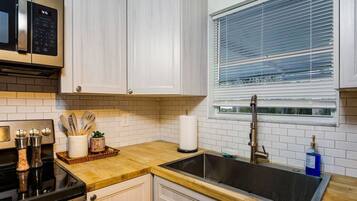 Frigorífico, microondas, horno y placa de cocina