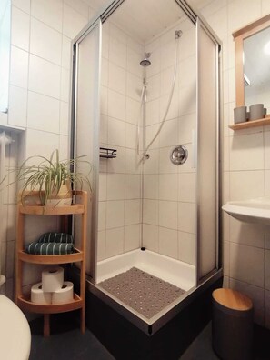 Umweltfreundliche Kosmetikartikel, Handtücher, Seife, Toilettenpapier