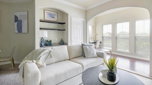 Landing | Chic 1BD, Pool, Gym