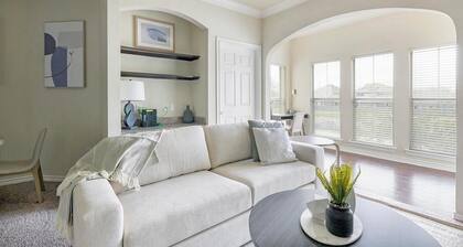 Landing | Chic 1BD, Pool, Gym