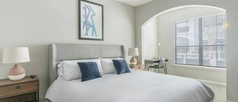 1 dormitori, escriptori, planxa i posts de planxar i wifi