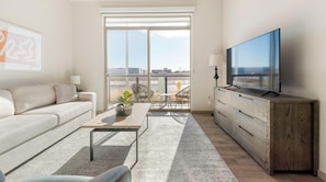 Smart TV - Landing | Chic 2BD, Pool, Gym (Las Vegas)