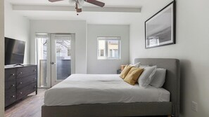 Skrivbord, strykjärn/strykbräda, wi-fi och sängkläder