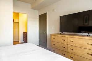 2 bedrooms, desk, iron/ironing board, WiFi