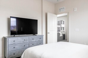 2 bedrooms, desk, iron/ironing board, WiFi