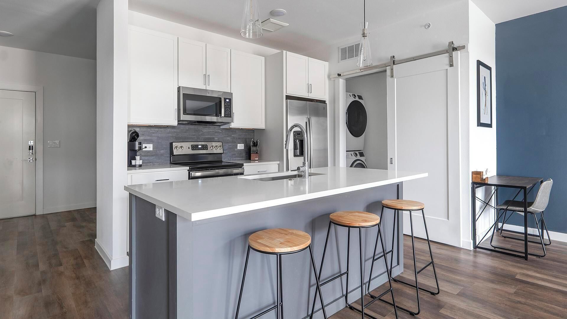 Kjøleskap og spisebord