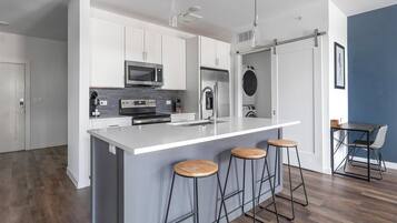 Kjøleskap og spisebord