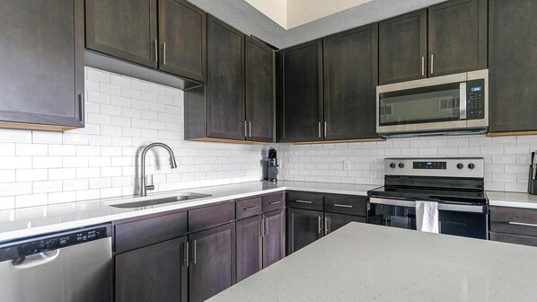 Refrigerador y comedor 