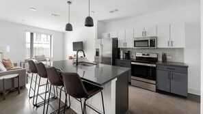 Een koelkast, een eettafel