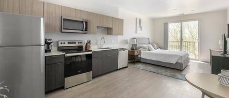 Desk, iron/ironing board, WiFi, bed sheets