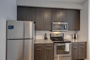 Kjøleskap og spisebord