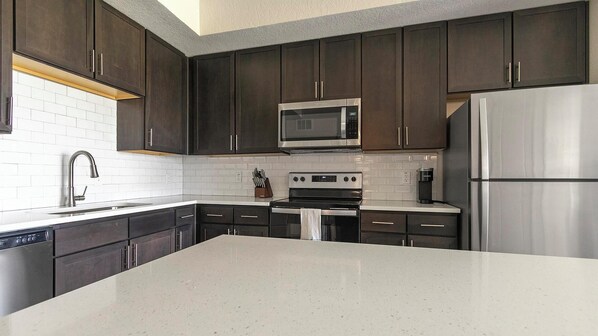 Refrigerador y comedor 