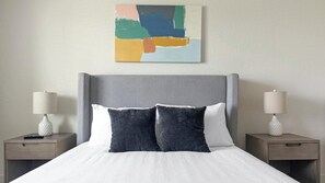 1 slaapkamer, een bureau, een strijkplank/strijkijzer, wifi