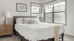 2 bedrooms, desk, iron/ironing board, WiFi
