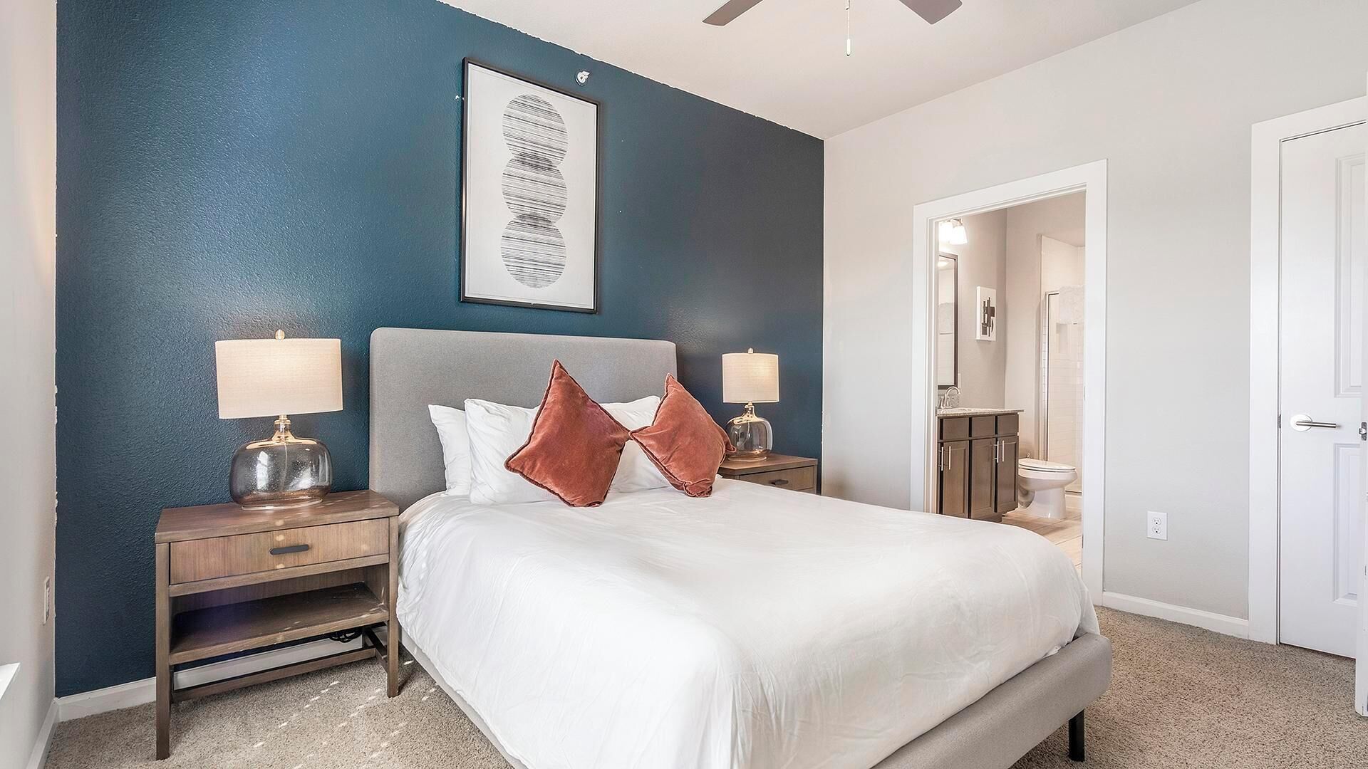 2 bedrooms, desk, iron/ironing board, WiFi