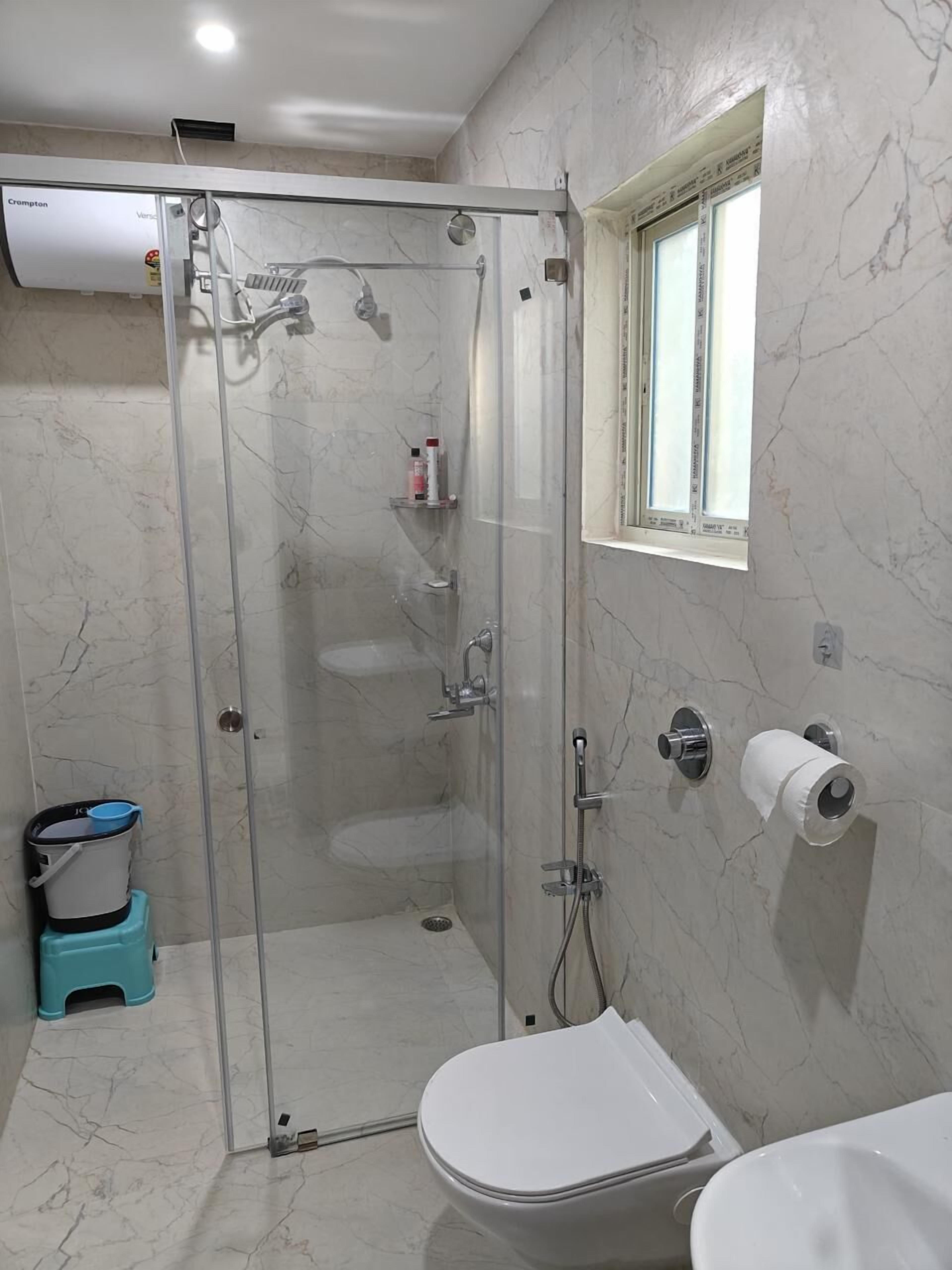 Deluxe studio, 1 kingsize bed met slaapbank, uitzicht op tuin | Badkamer | Gratis toiletartikelen, een haardroger, pantoffels, handdoeken