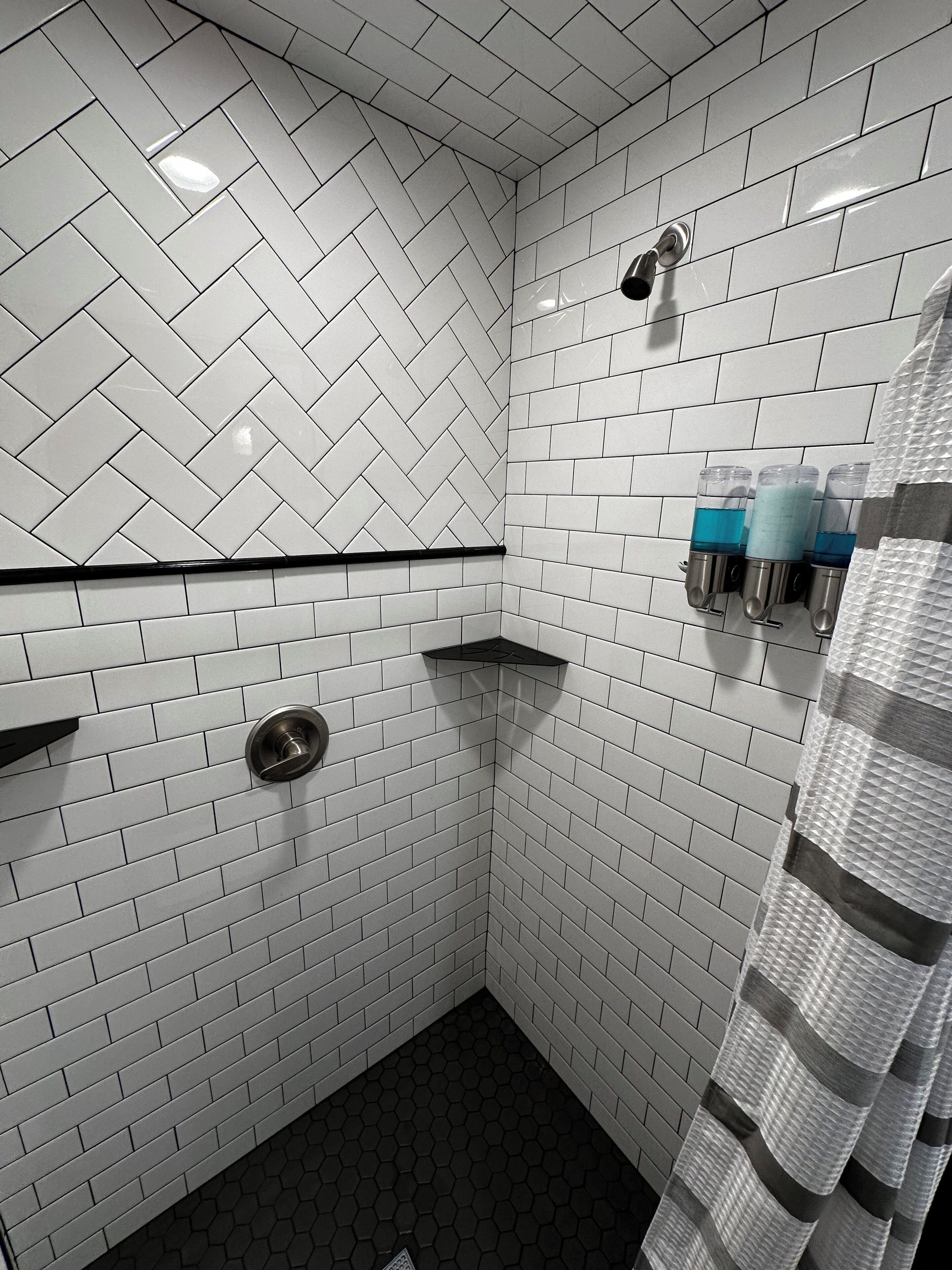 Ducha, secador de pelo, toallas, jabón