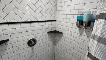 Ducha, secador de pelo, toallas, jabón