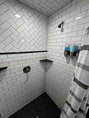 Ducha, secador de pelo, toallas, jabón