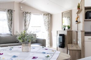 Smart TV, fireplace - 10 Beachlands. (Great Thorness)