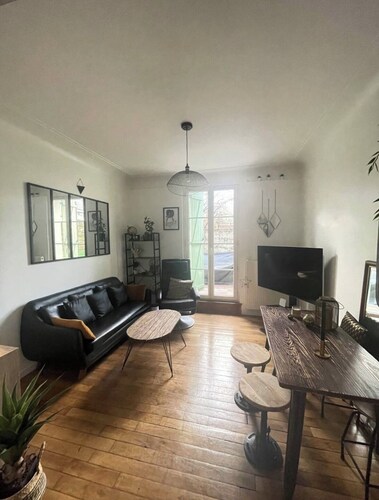 Charming room with WiFi in Colombes for girls only