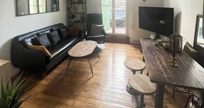 Charming room with WiFi in Colombes for girls only