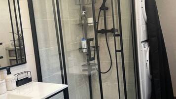 Ducha, secador de pelo, toallas y papel higiénico