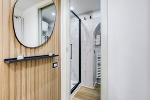 Shower, hair dryer, towels, soap - Alley Sereno Rome  (Roma)