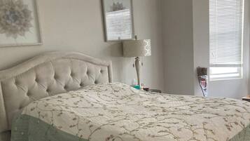 2 habitaciones, tabla de planchar con plancha y ropa de cama