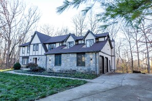 Exterior - Spacious 6-bedroom villa – Unwind & Rejuvenate (Westerville)