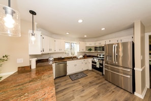 Microwave, oven, stovetop, dishwasher - Spacious 6-bedroom villa – Unwind & Rejuvenate (Westerville)