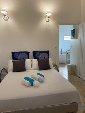 1 habitación, tabla de planchar con plancha y ropa de cama
