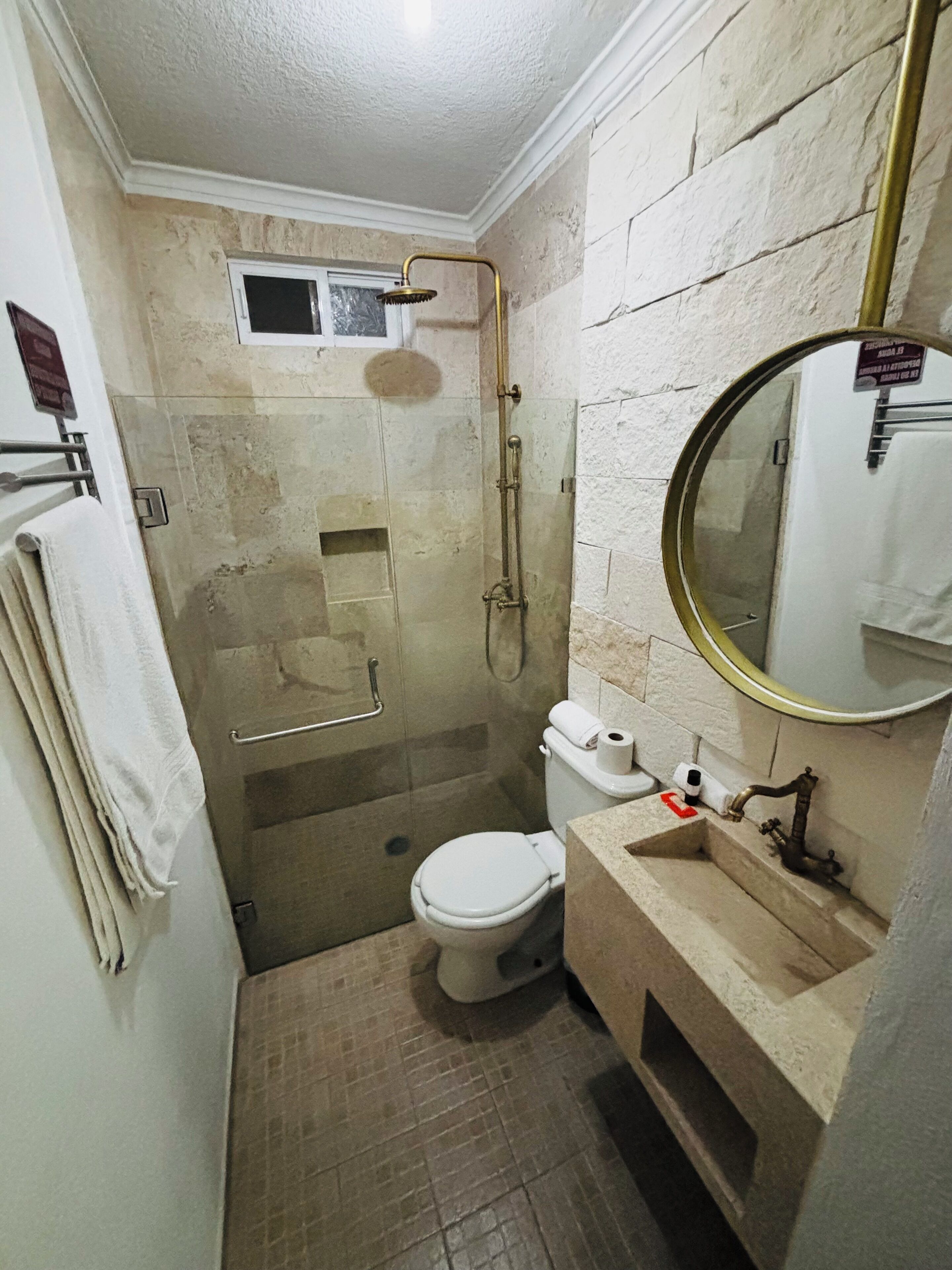 华丽客房 | 浴室 | 淋浴设施、毛巾、肥皂、洗发水