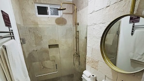 A compact bathroom with a shower, toilet, and sink. - Casa victoria hotel  (Ezequiel Montes)