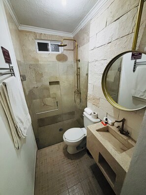 华丽客房 | 浴室 | 淋浴设施、毛巾、肥皂、洗发水